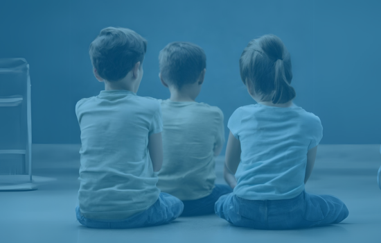 wizerunek dzieci siedzących tyłem